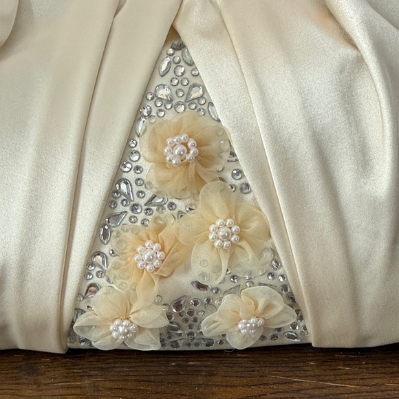 Elegant Cream Clutch with Floral Accents - Picture 3 of 8